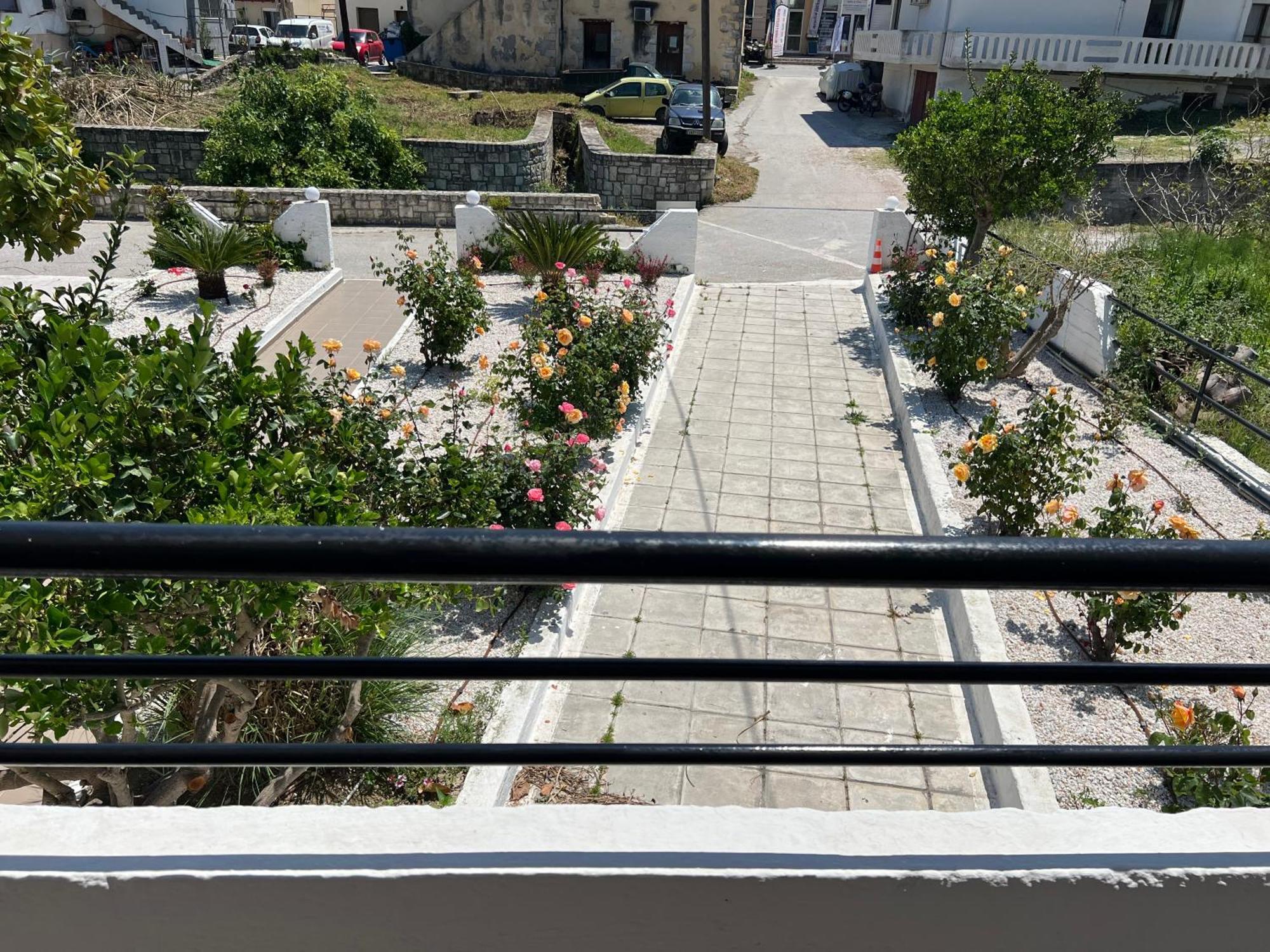 Zourpos Studios & Apartments คาลีเวส ภายนอก รูปภาพ