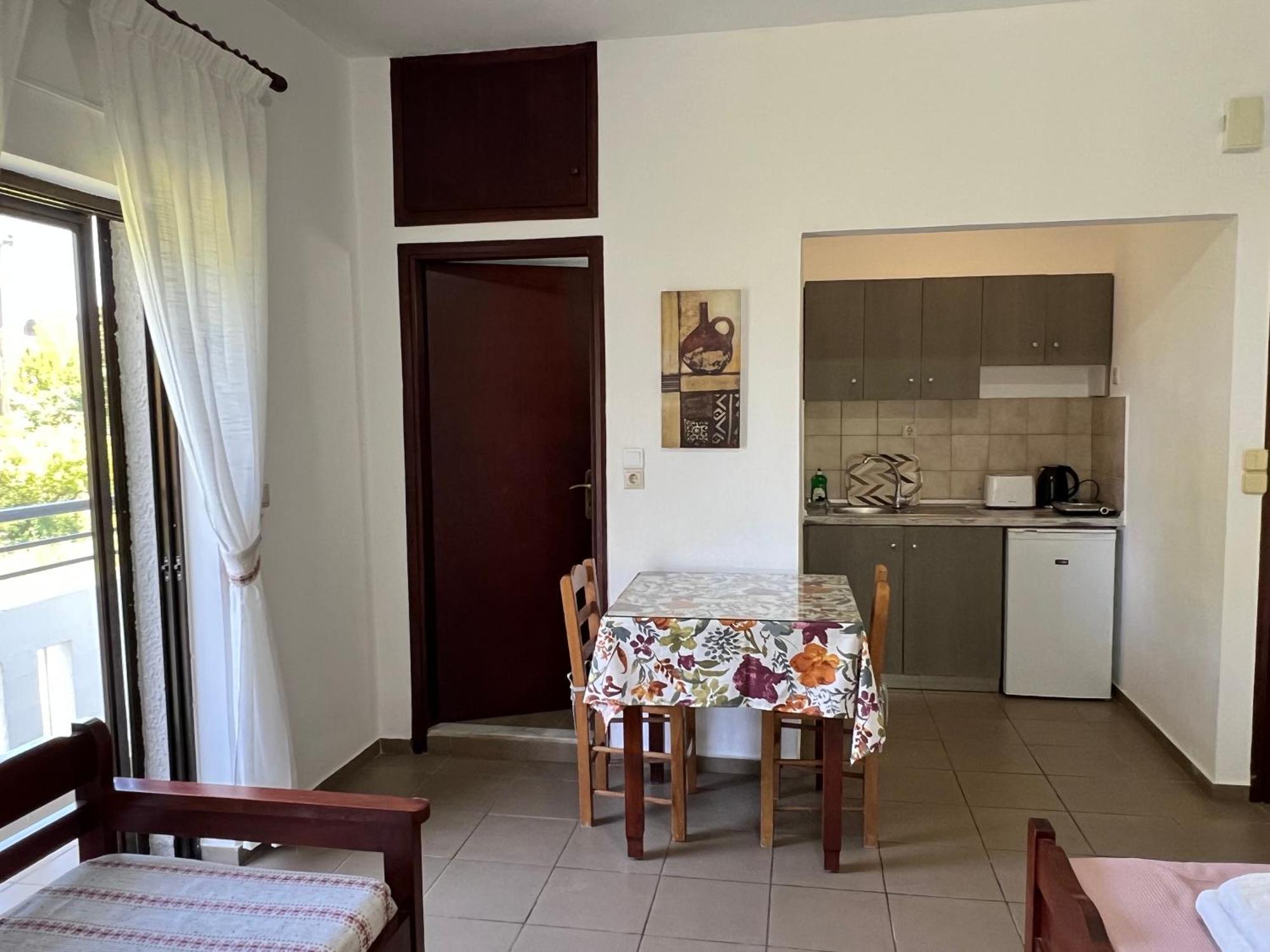 Zourpos Studios & Apartments คาลีเวส ภายนอก รูปภาพ
