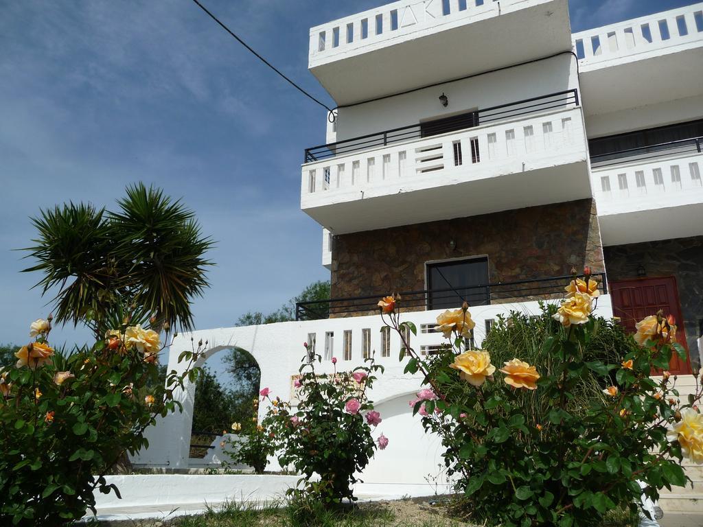 Zourpos Studios & Apartments คาลีเวส ภายนอก รูปภาพ