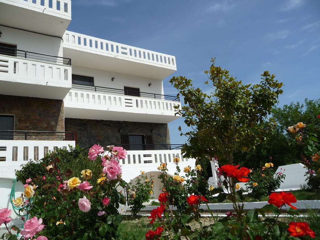 Zourpos Studios & Apartments คาลีเวส ภายนอก รูปภาพ